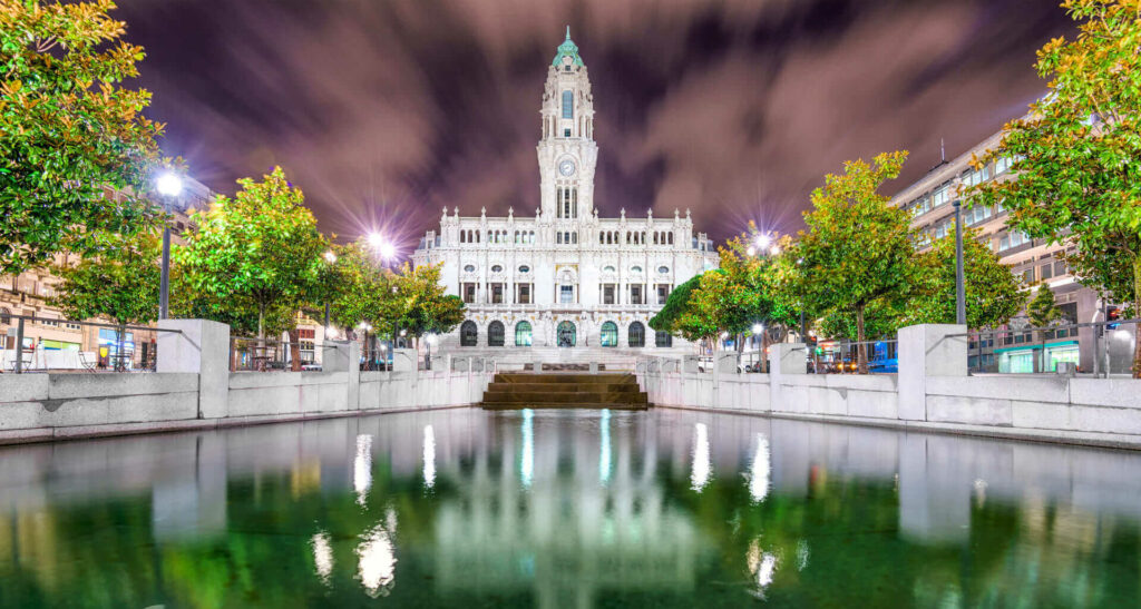 Vista nocturna de la ciudad