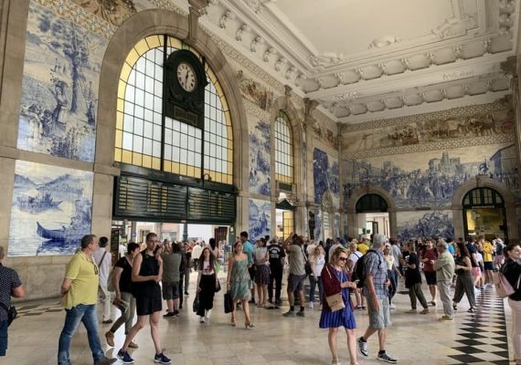 Estación de tren y azulejos de Oporto